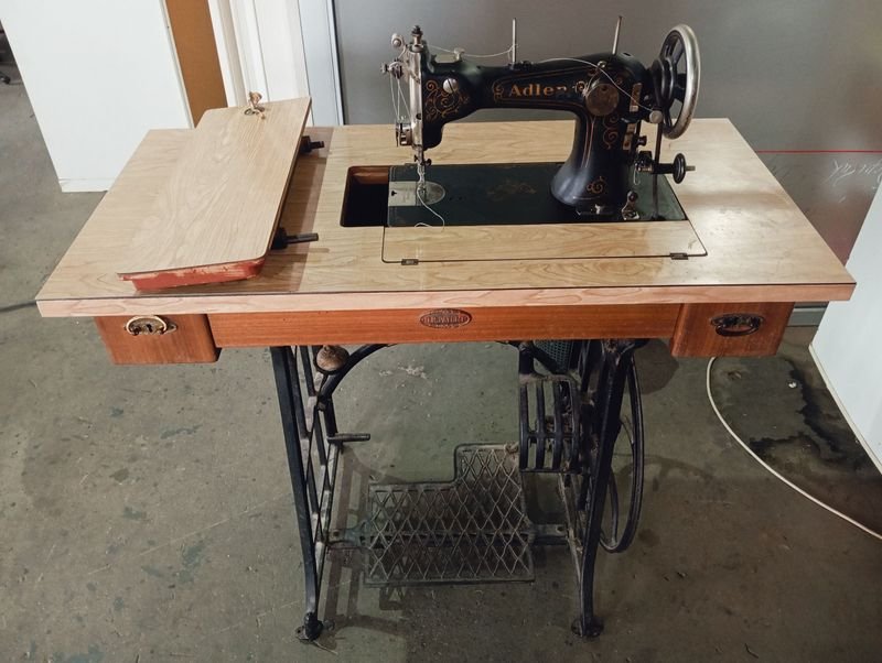 Máquina de coser en buen estado y funcionamiento con sus accesorios y manuales - imagen 3