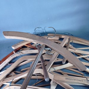 Nueve piezas: Album de FIFA Qatar 2022, éste está incompleto + 6 Perchas de madera para niño + Dos perchas en buen estado. - imagen 8