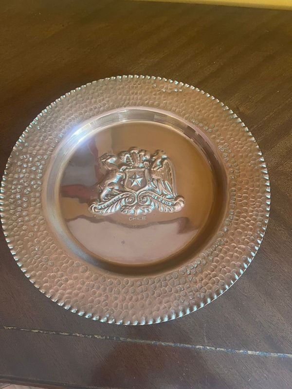Platos decorativos de loza, cobre y madera con soporte para colgar - imagen 7