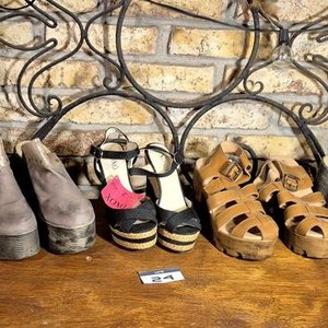 Lote siguiente: Lote de 5 Pares de Calzado Femenino: Sandalias y Zuecos de Plataforma