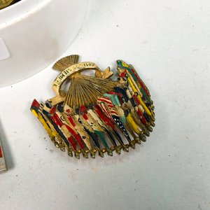 Lote de Monedas Variadas y Billetes Uruguayos con Broche Temático - imagen 4