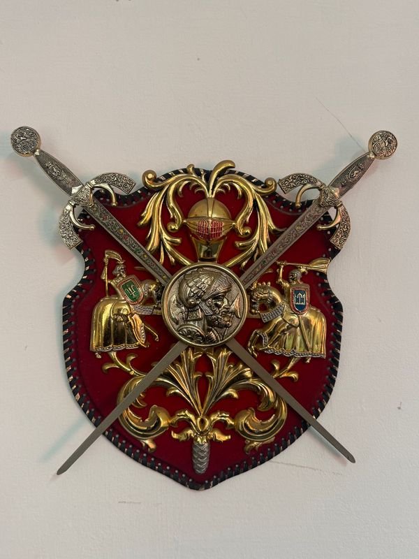 Lote siguiente: Escudo con espadas decorativas en metal - Decoración para hogar