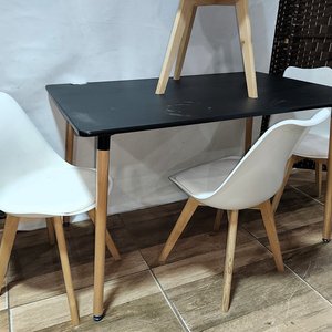 Juego de Comedor Estilo Eames: Mesa Negra Laqueada y 4 Sillas Blancas con Patas de Madera - imagen 4
