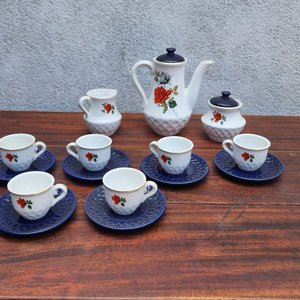 Lote anterior: Juego de Café de Loza Gruesa con Flores y Detalles Azules