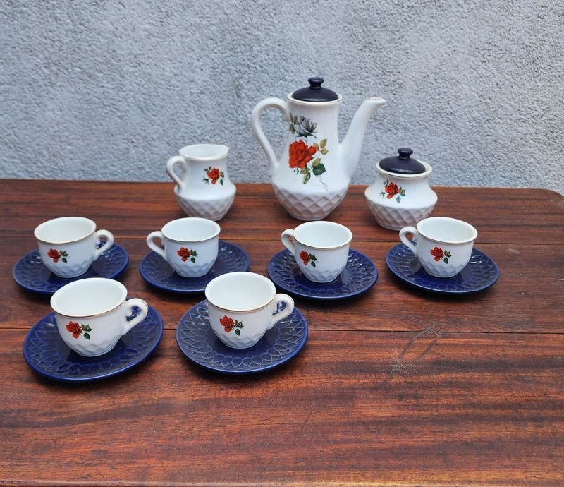 Juego de Café de Loza Gruesa con Flores y Detalles Azules