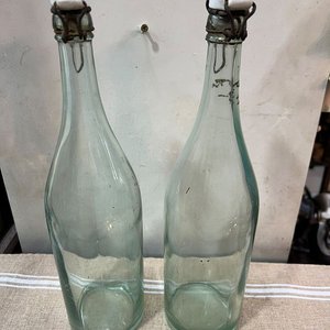 Lote siguiente: Par de Botellas Antiguas de Vidrio Verdoso con Cierre Mecánico