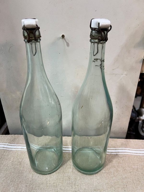 Par de Botellas Antiguas de Vidrio Verdoso con Cierre Mecánico