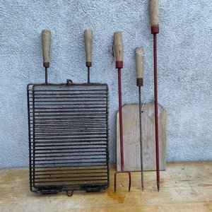 Lote siguiente: Set de Parrilla para Pescado con Pinchos y Tabla de Madera