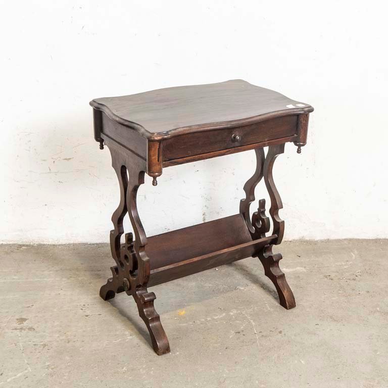Lote anterior: Mesita de sala victoriana con cajón y revistero
