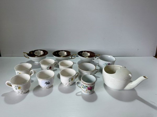 Lote de Tazas de Café, Tetera y Adornos de Loza con Detalles - imagen 1