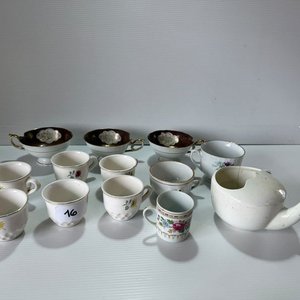 Lote siguiente: Lote de Tazas de Café, Tetera y Adornos de Loza con Detalles