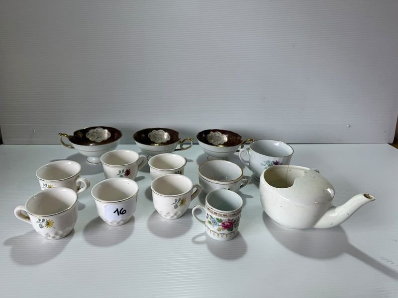 Lote de Tazas de Café, Tetera y Adornos de Loza con Detalles