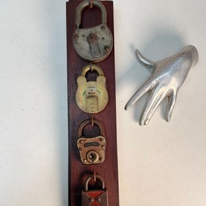 4 Candados Antiguos de Colección Montados en Madera - imagen 1