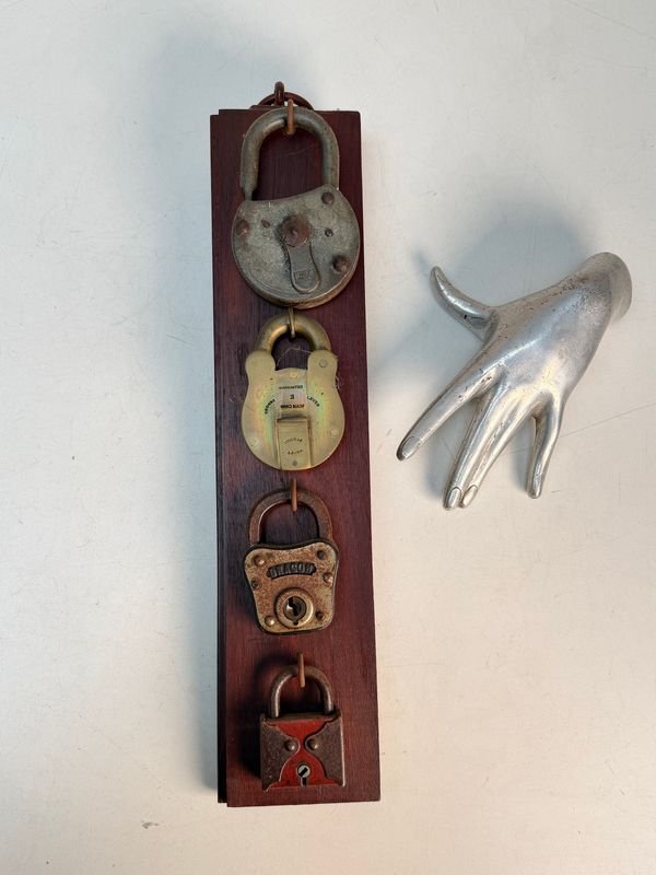 4 Candados Antiguos de Colección Montados en Madera