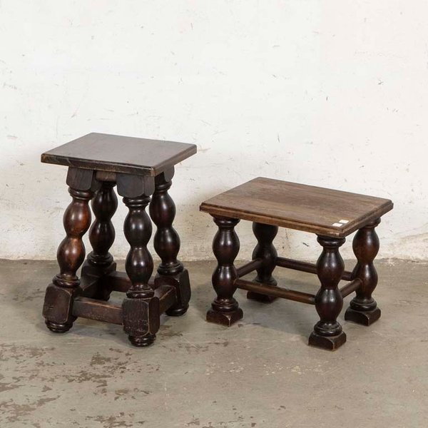 Par de Banquitos de Madera con Patas Torneadas