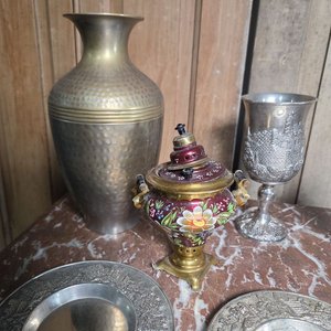 Lote de piezas decorativas: florero bronce, samovar pintado, copas y platillos - imagen 5
