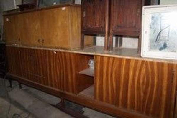 Mueble de madera con diseño antiguo