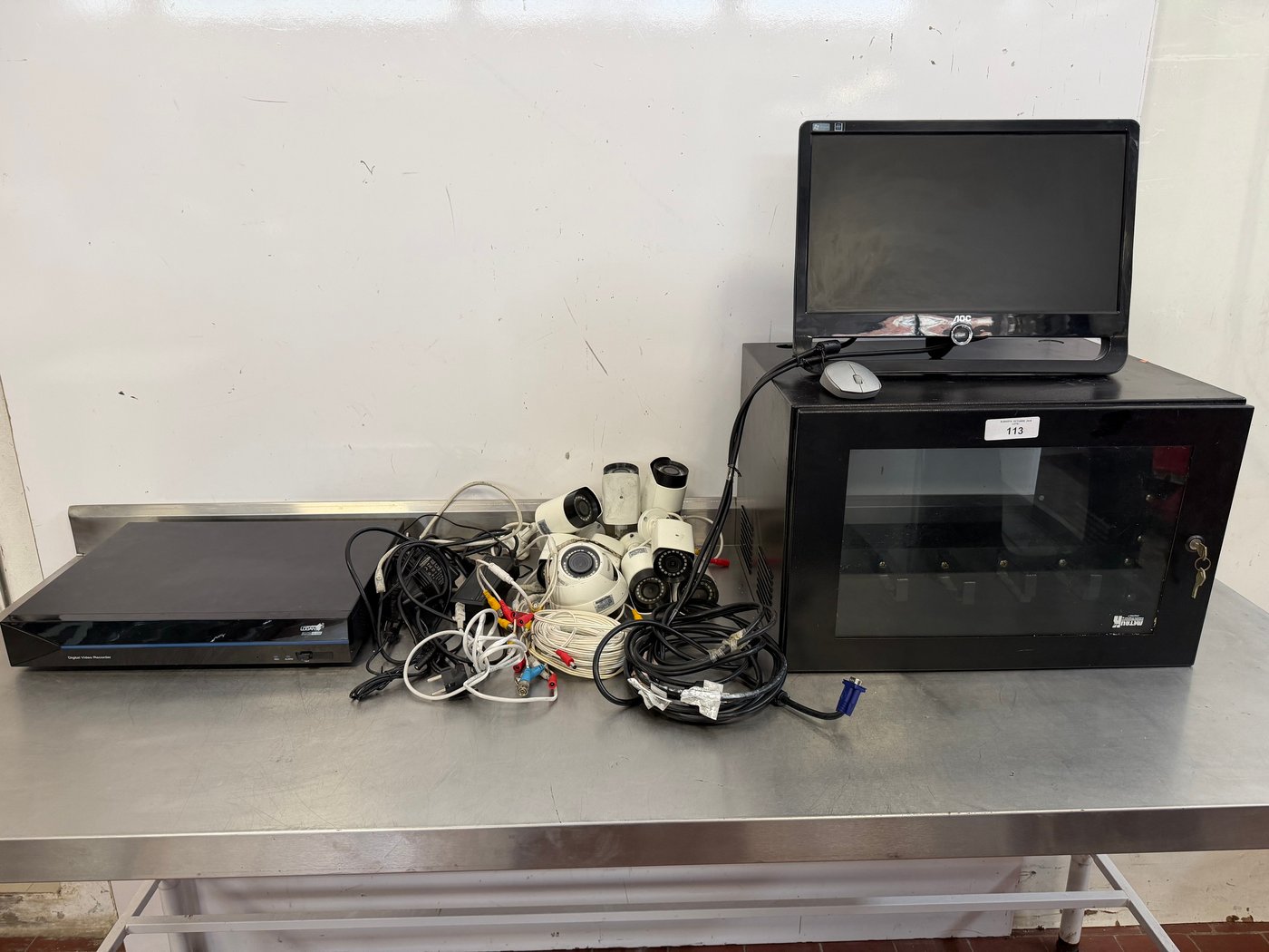 Sistema de Vigilancia DVR 16 Canales con 9 Cámaras, Monitor y Rack