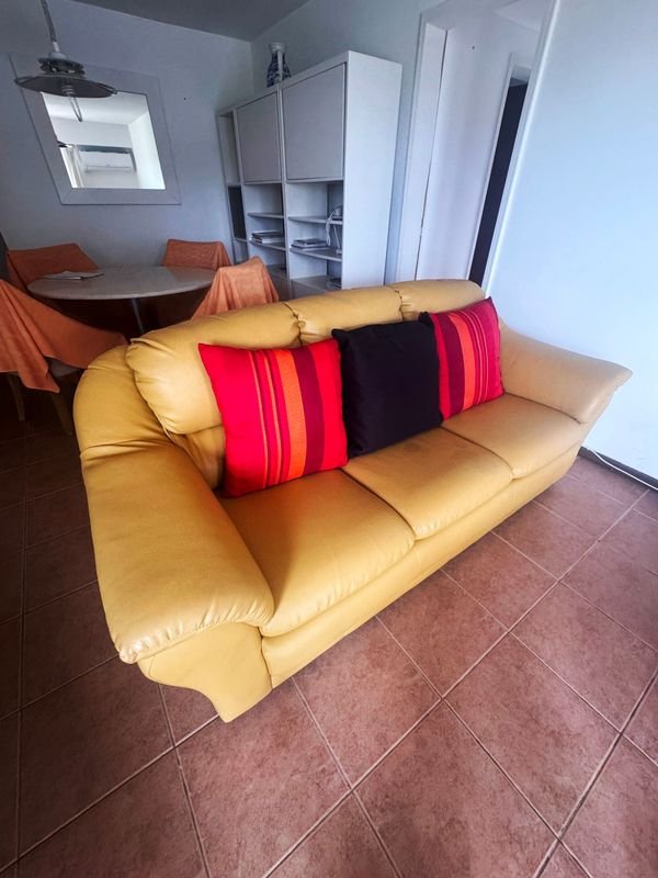 Lote siguiente: Silla de cuero de tres cuerpos en buen estado