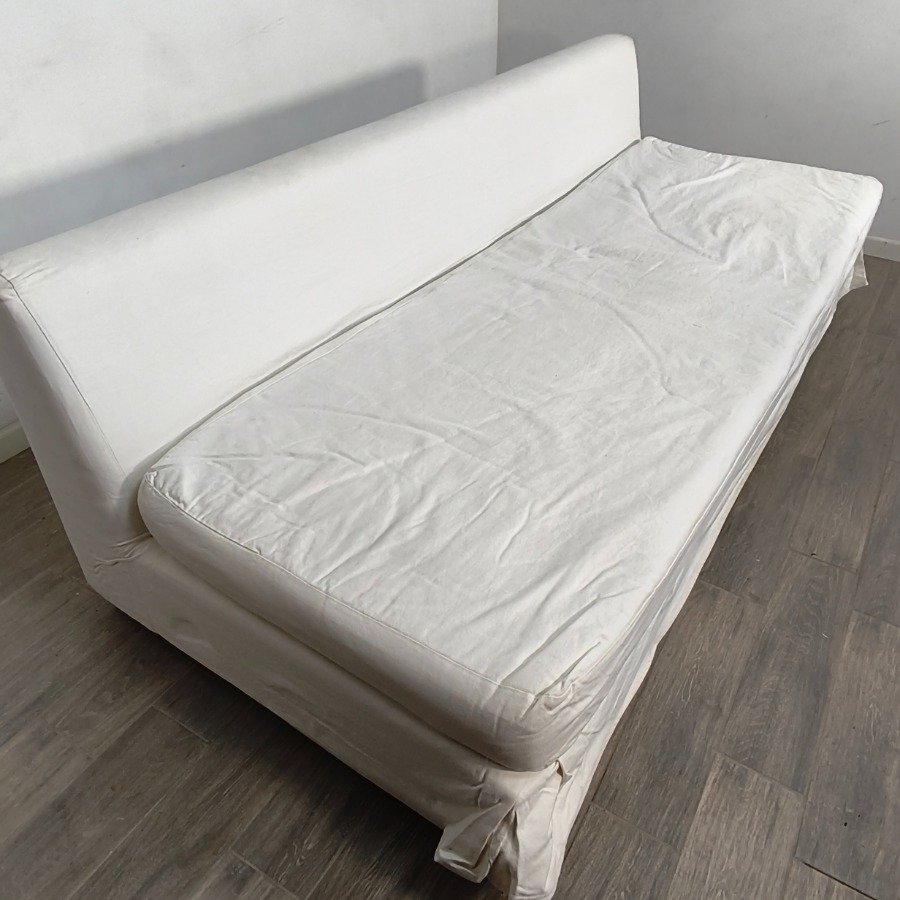 Sillón tipo camastro tapizado en Jean blanco con almohadones y patas de madera - imagen 6