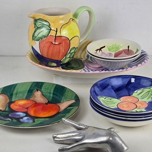 Lote siguiente: Jarra y Platos con Motivo Frutal - Vajilla Bella Ceramics y Verdi