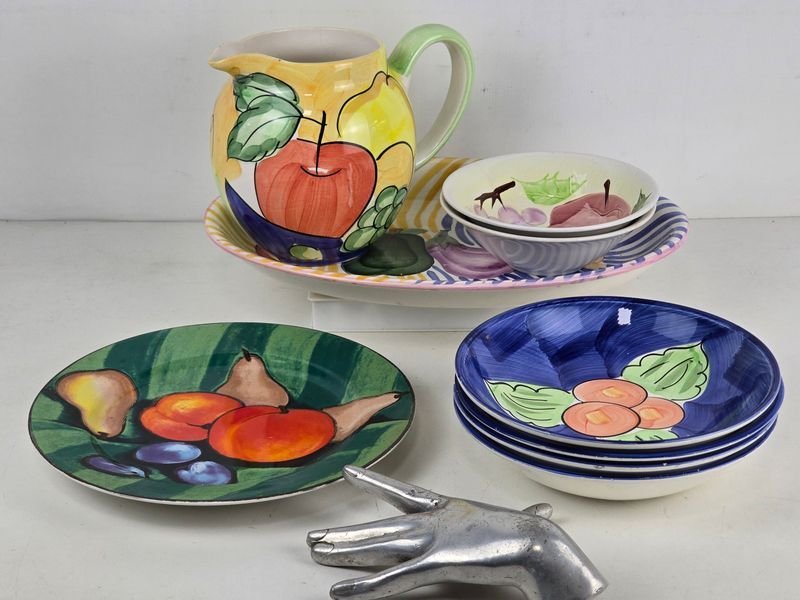 Jarra y Platos con Motivo Frutal - Vajilla Bella Ceramics y Verdi