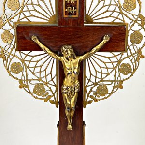 Cruz de Mesa Labrada en Madera y Bronce con Cristo - imagen 2