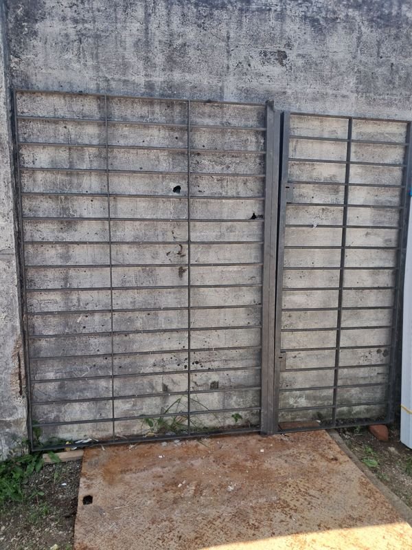 Cerramiento perimetral en hierro gris - imagen 2
