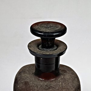 Dos Frascos de Farmacia Antiguos de Vidrio Ámbar con Tapones - imagen 6