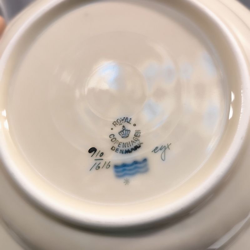 Platos de porcelana Royal Copenhagen de 22 cm, diseños florales y excelentes condiciones - imagen 4