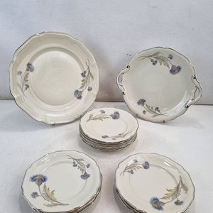 Lote siguiente: Juego de Loza Antigua Weimar Bavaria: 14 Piezas de Porcelana Marfil con Cardos y Bordes Plateados