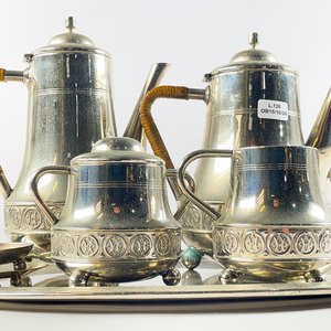 Juego de Seis Piezas Metálicas para Servir: Bandeja, Tetera, Cafetera, Azucarero, Lechera y Colador - imagen 3