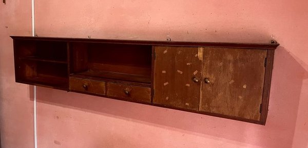 Mueble Aéreo en Madera Lustrada con Estantes Abiertos y Detalles de Uso - imagen 4