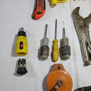 Lote de 15 Herramientas Varias Usadas: Destornilladores, Pinzas, Trincheta y Más - imagen 3