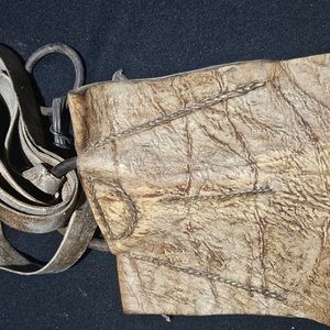 Bolsa de Cuero Rústica con Tiras y Hebillas - imagen 2