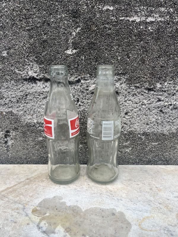 Dos botellas de Coca-Cola vacías - imagen 2