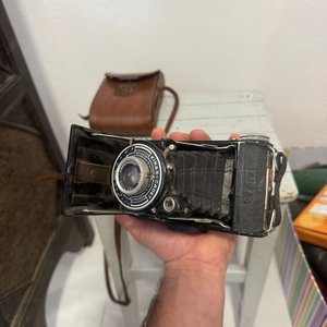Cámara Fotográfica Antigua Plegable con Estuche de Cuero - imagen 3