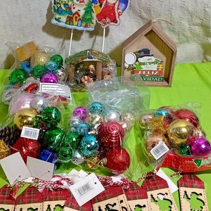 Pesebre Navideño con Adornos de Madera y Bolas Decorativas - imagen 1
