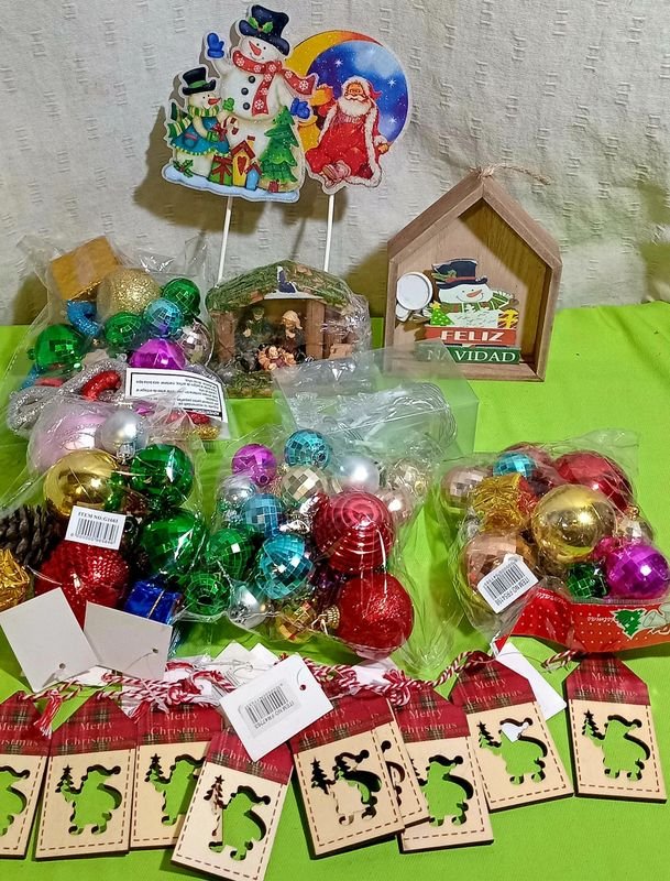 Pesebre Navideño con Adornos de Madera y Bolas Decorativas