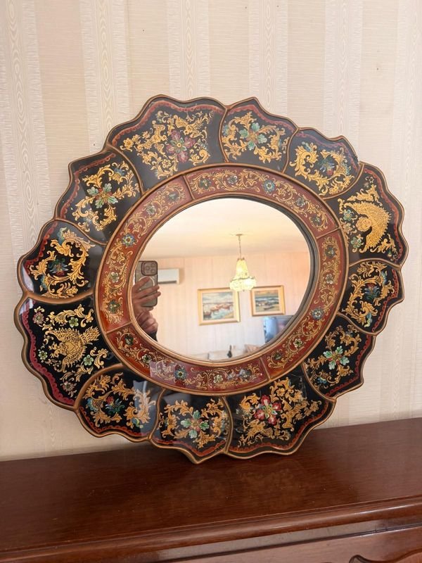 Espejo Decorativo Redondo con Borde Ornamentado Estilo Oriental