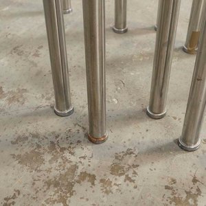 Juego de 3 Mesas Auxiliares Nido con Tapa de Vidrio y Patas Cromadas - imagen 3