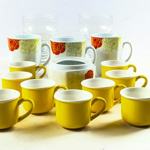 Juego de 18 Piezas: Tazas Florales, Pocillos Amarillos y Copas Hialinas - imagen 3