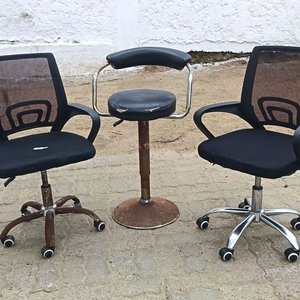 Lote siguiente: Dos Sillas de Oficina y Taburete con Detalles – Se Vende a la Vista