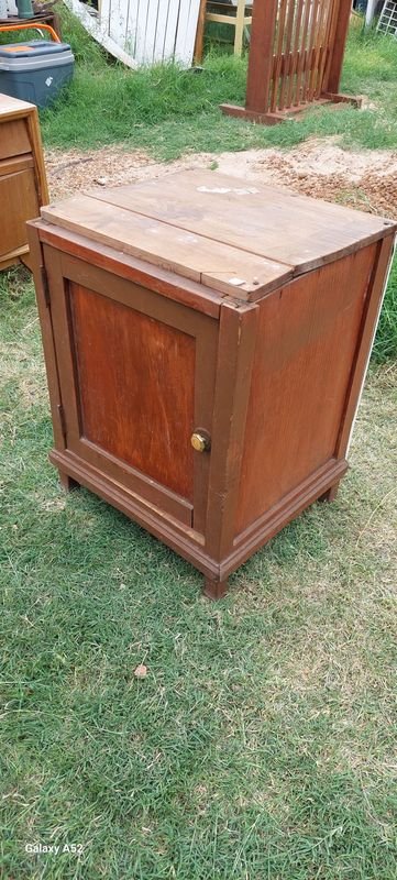 Mesa de noche con puerta en buen estado - imagen 3