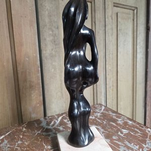 Escultura de Mujer Desnuda en Madera sobre Base de Mármol - imagen 3