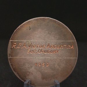 Medalla "R.C.A. Victor Argentina Suc. Uruguay 1952" - imagen 2