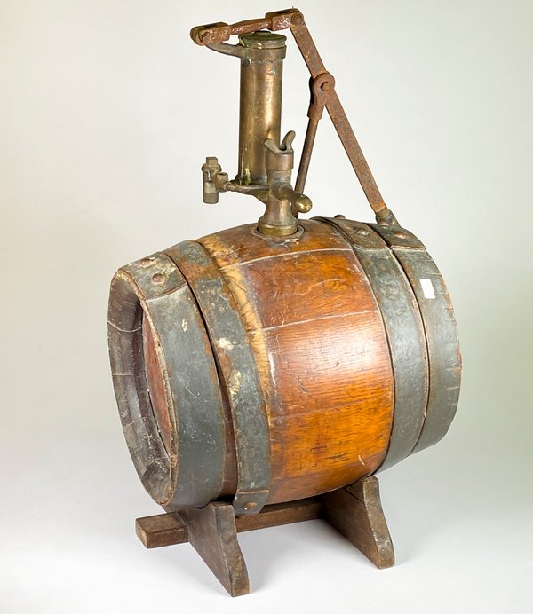 Lote siguiente: Barril de cerveza en roble con bomba de cerveza en bronce y soporte