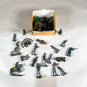 Lote de Soldados Antiguos de Juguete de Plástico y Metal - imagen 1