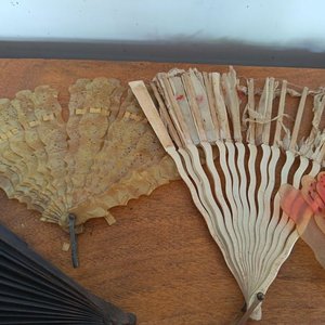 Lote de Abanicos Antiguos Decorados y de Encaje - imagen 2
