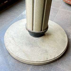 Fuente Circular Art Decó en Mármol con Fuste Acanalado - imagen 4